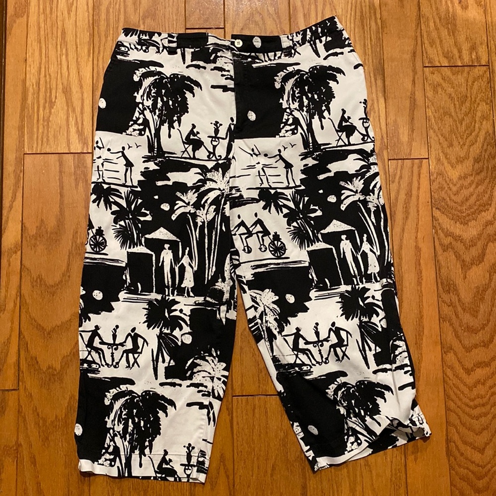 Chicos Size 3 Cropped Pants. Gently worn. Button and zipper closures.
